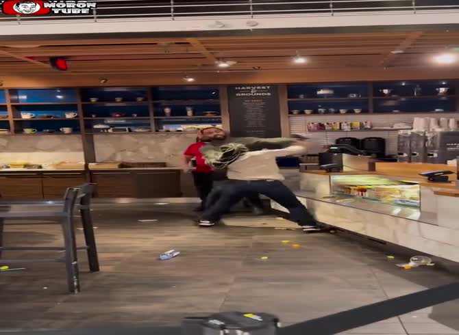 Video :A woman at the airport caf&eacute; flips out